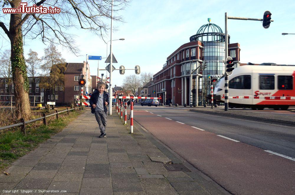 Immagine Un bambino corre spaventato da un treno veloce nel centro di Sneek, Olanda - © Sjogger / Shutterstock.com