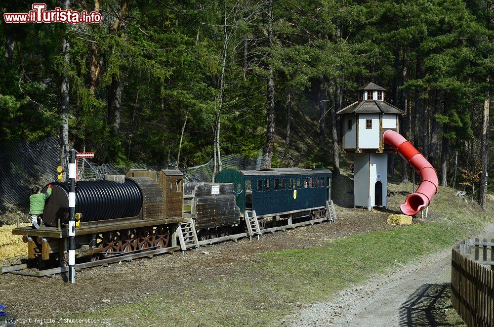 Immagine Un bambino gioca con un treno in miniatura della Semmering Railway, Austria - © fritz16 / Shutterstock.com