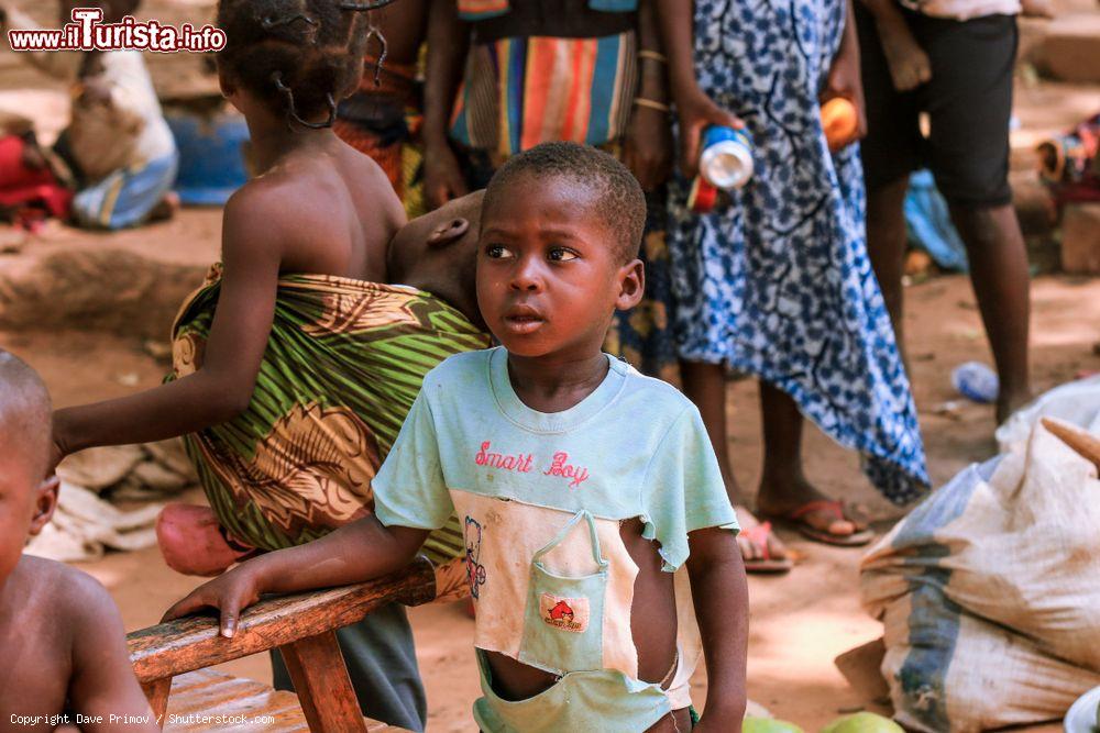 Immagine Un bambino in un mercato locale di frutta e verdura a Ouagadougou, Burkina Faso (Africa) - © Dave Primov / Shutterstock.com