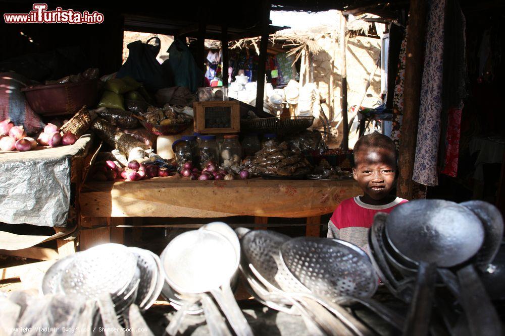 Immagine Un bambino in un mercato tipico di Ouagadougou, Burkina Faso - © Vladimir Dvoynikov / Shutterstock.com