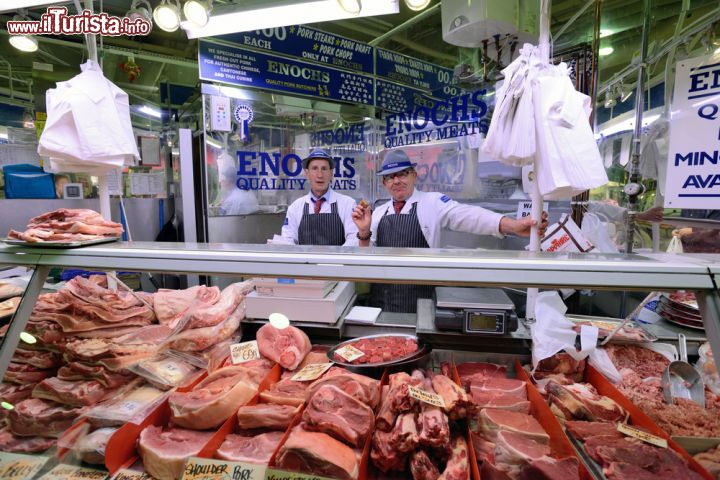 Immagine Un banco di macelleria al Bullring Market di Birmingham, Inghilterra. Ogni anno questo vasto spazio mercatale al coperto viene visitato da oltre sei milioni di persone  - © astudio / Shutterstock.com