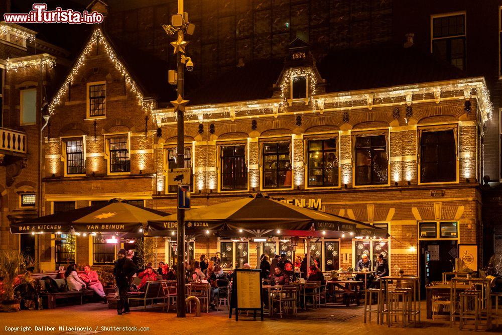 Immagine Un bar nel centro storico di Haarlem illuminato di sera, Olanda - © Dalibor Milasinovic / Shutterstock.com