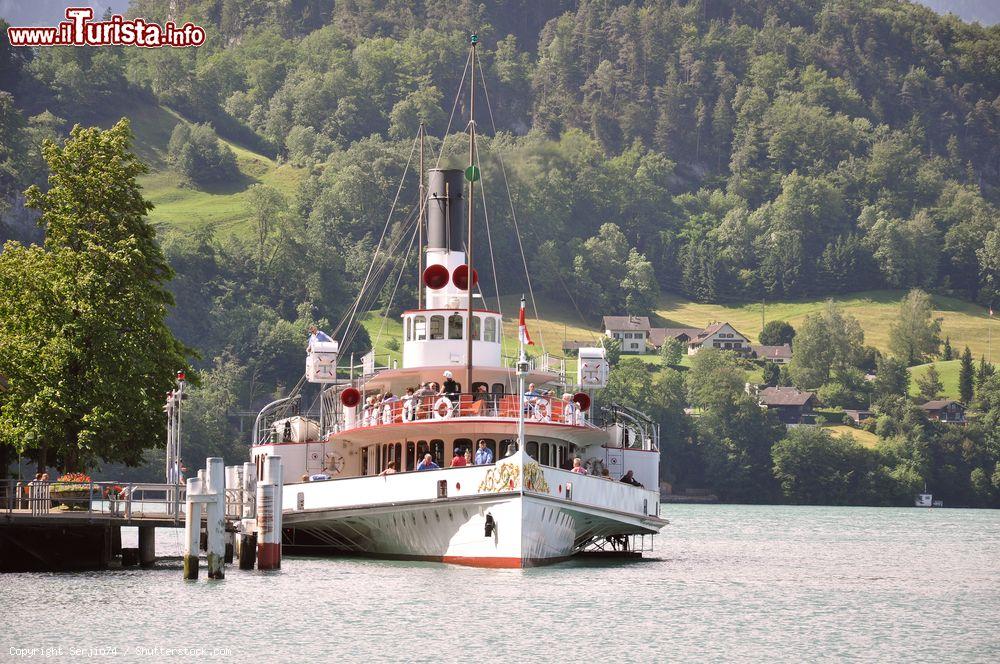 Immagine Un battello a vapore con turisti lascia il molo sul lago di Lucerna, Vitznau, Svizzera - © Serjio74 / Shutterstock.com