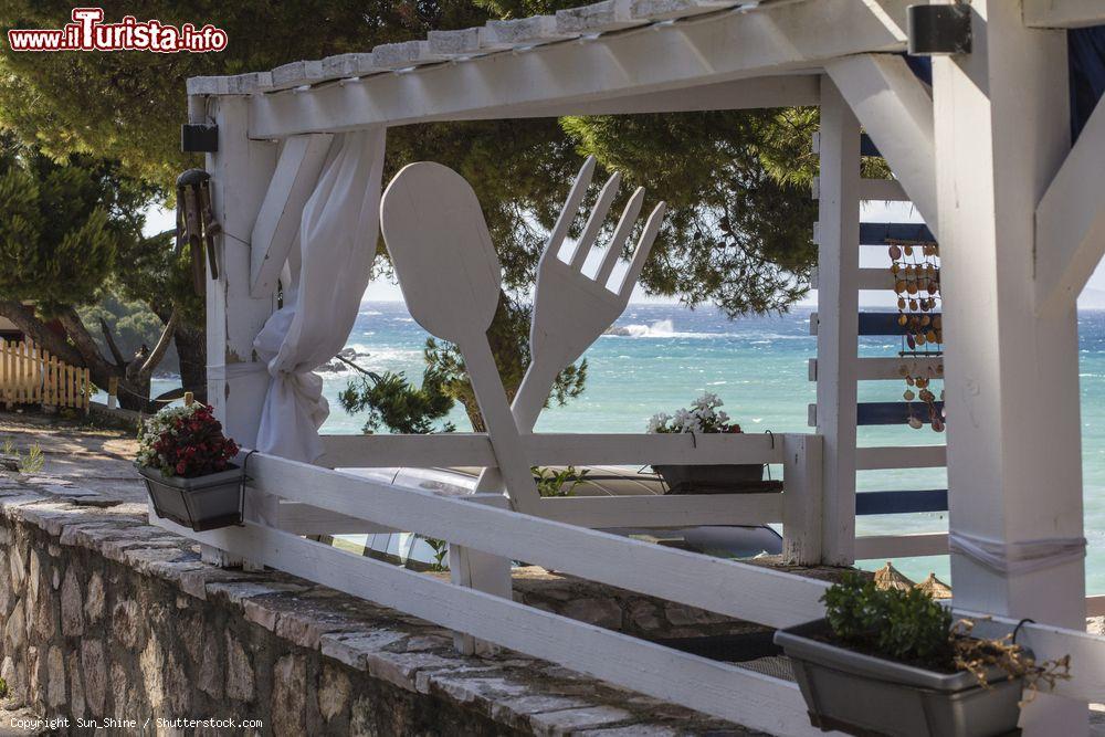 Immagine Un beach bar in riva al mare nel villaggio di Ksamil in Albania - © Sun_Shine / Shutterstock.com