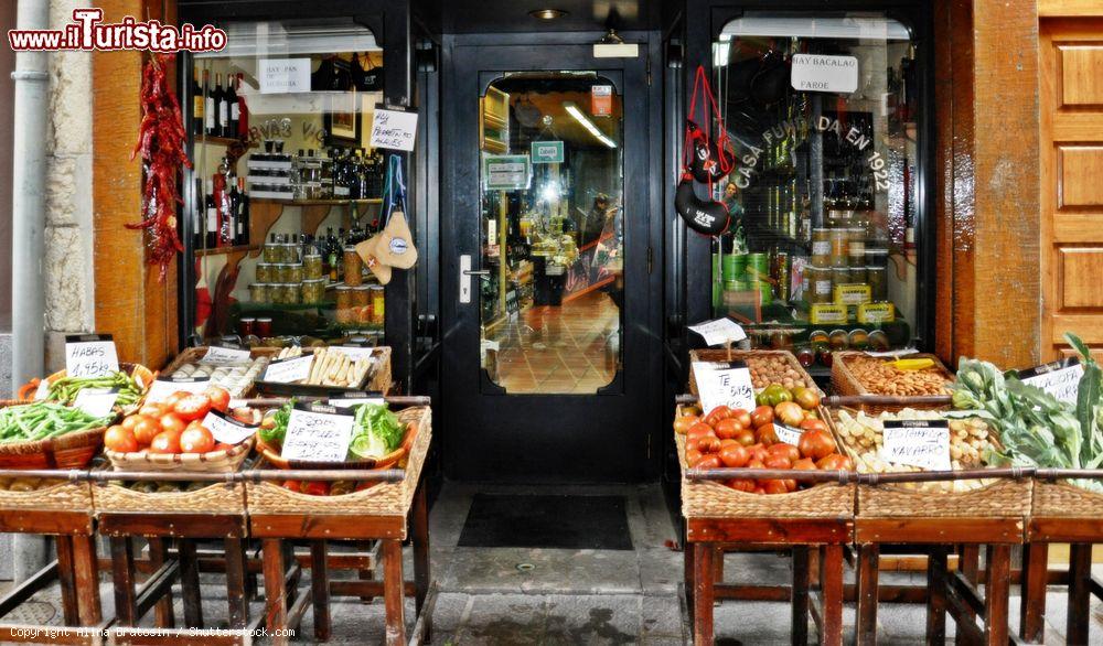 Immagine Un bel negozio di frutta e verdura lungo una strada di Vitoria Gasteiz, Spagna - © Alina Bratosin / Shutterstock.com