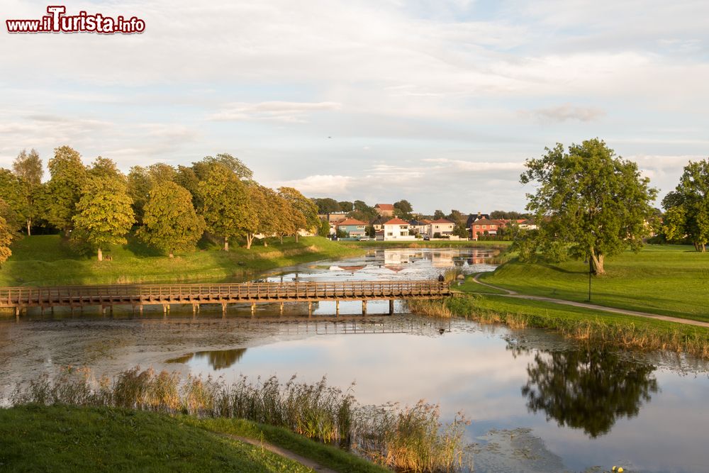 Immagine Un bel panorama con ponte sul fossato nella vecchia città di Fredrikstad, Norvegia.