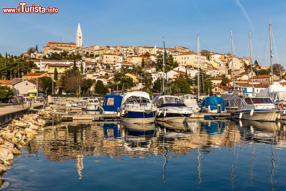 Immagine Un bel panorama del porto e del villaggio di Vrsar, Croazia. Sullo sfondo il campanile della cittadina che si trova nell'Istria meridionale.