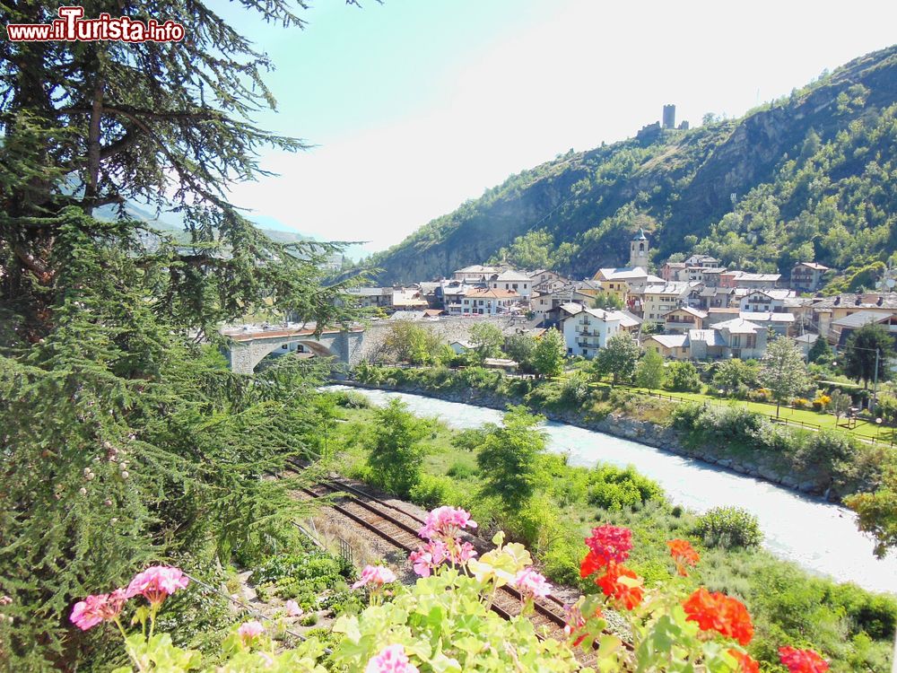 Immagine Un bel panorama della cittadina di Introd, Valle d'Aosta. Il paese a 880 metri di altitudine sorge all'imbocco della Valle di Rhemes e della Valsavarenche.