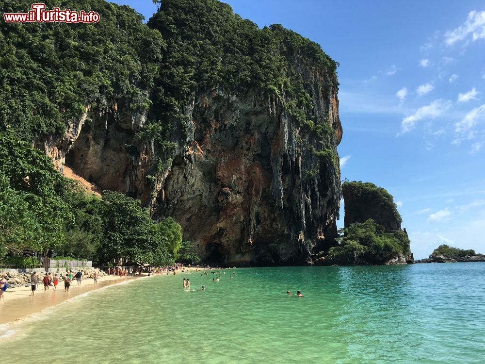 Immagine Un bel panorama della spiaggia della grotta di Phra Nang, provincia di Krabi, Thailandia.