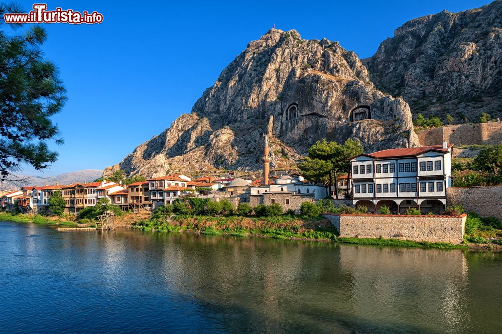 Immagine Un bel panorama delle case ottomane di Amasya, Turchia, in una giornata di sole. Sullo sfondo, le Tombe dei Re del Ponto.