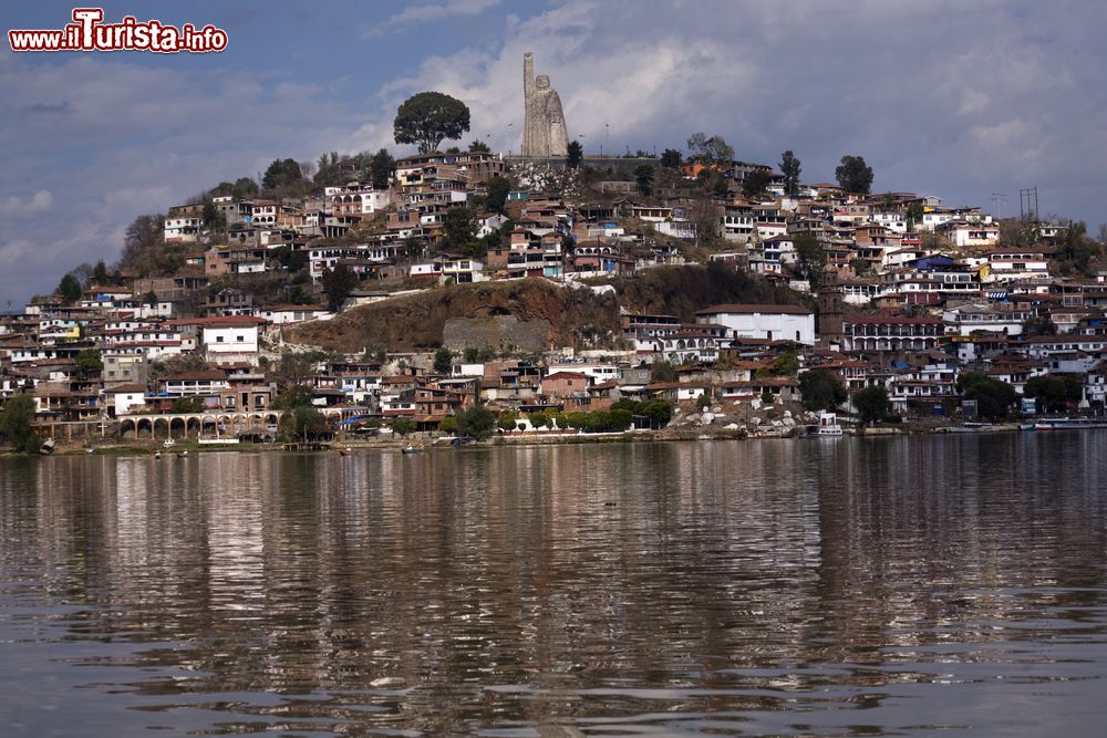 Immagine Un bel panorama dell'isola di Janitzio con la statua di Morelos, Messico. E' l'isola più conosciuta del lago di Patzcuaro, sempre affollata di stranieri e messicani.