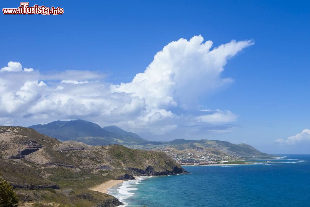 Immagine Un bel panorama di Basseterre, St. Kitts and Nevis, Indie Occidentali. A fare da cornice montagne e oceano.