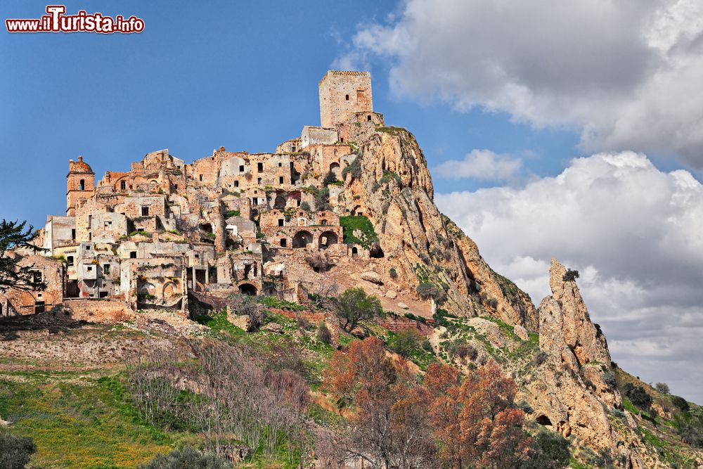 Immagine Un bel panorama di Craco, provincia di Matera, Basilicata. Abbandonata negli anni sessanta per via di una frana, questa cittadina fantasma è diventata in seguito un'importante attrazione turistica oltre che set cinematografico per vari film.