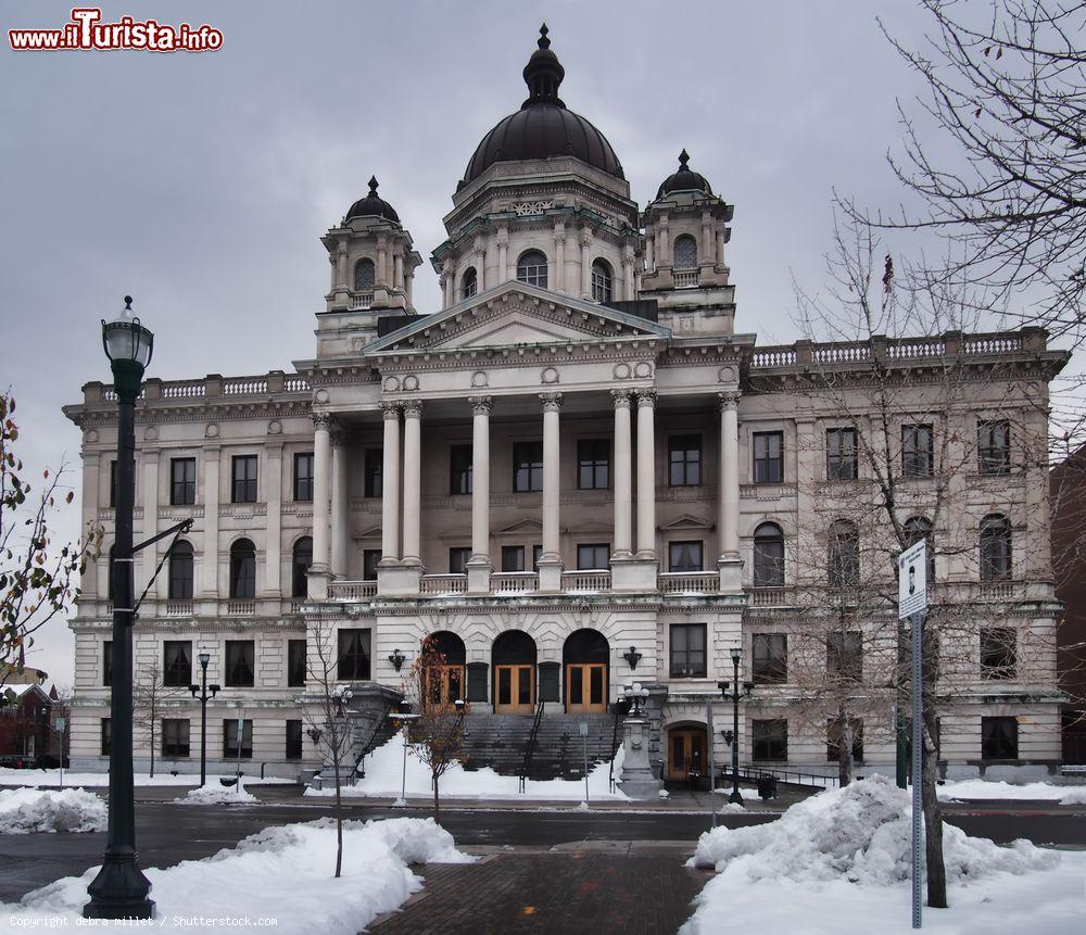 Immagine Un bel panorama invernale del Columbus Circle, di piazza della Cattedrale e della Onondaga County Courthouse nel Giorno del Ringraziamento a Syracuse, New York, USA - © debra millet / Shutterstock.com