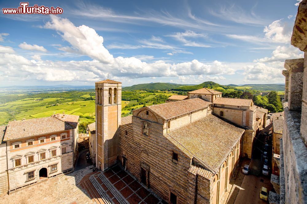 Immagine Un bel panorama sulla cattedrale di Santa Maria Assunta nella piazza principale di Montepulciano, Toscana, Italia.