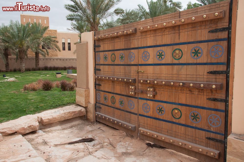 Immagine Un bel portone in legno decorato e scolpito a Riyadh, Arabia Saudita.