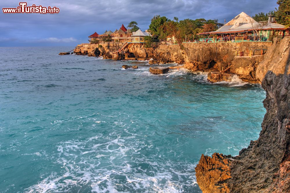 Immagine Un bel tramonto a 3 Dives Point nei pressi di Negril, Giamaica. Questo tratto di scogliera è molto popolare per gli affioramenti rocciosi.