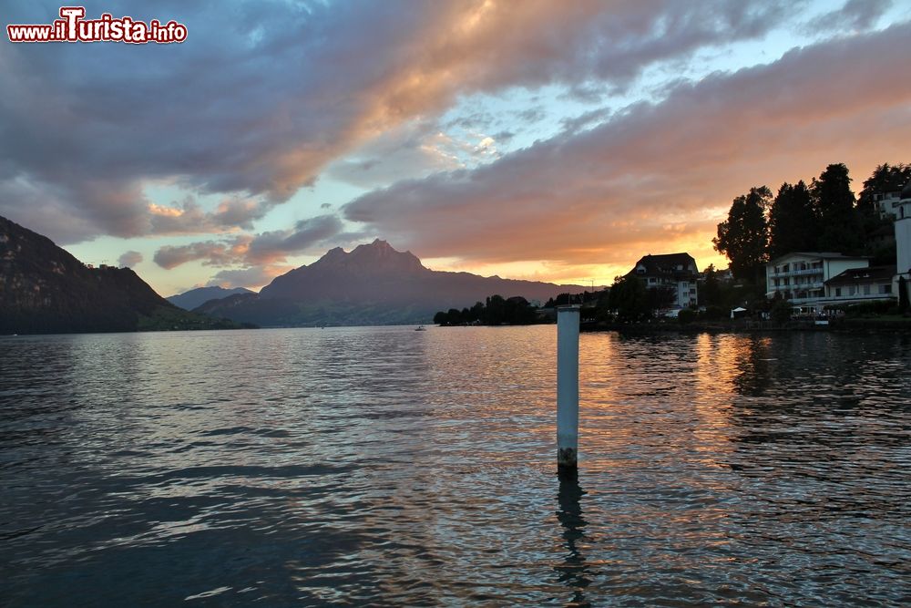 Immagine Un bel tramonto sul lago di Lucerna a Weggis, Svizzera.
