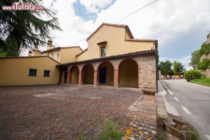 Immagine Un bell'edificio con il porticato nel Comune di Gradara, Italia. 