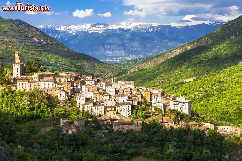 Immagine Un borgo abruzzese nel paesaggio tipico dell'entroterra dell'Appennino