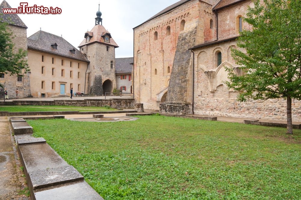 Immagine Un borgo tra le montagne del Jura: il villaggio medievale di Romainmotier in Svizzera
