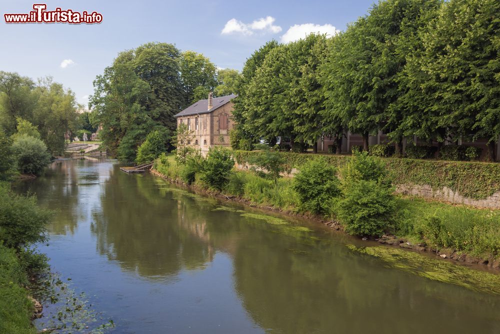 Immagine Un braccio laterale del fiume Mosa a Sedan, Francia.