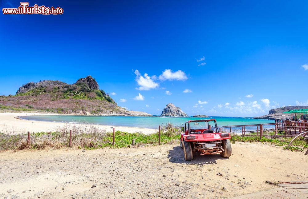 Immagine Un buggy parcheggiato vicino ad una spiaggia di Fernando de Noronha, Brasile.