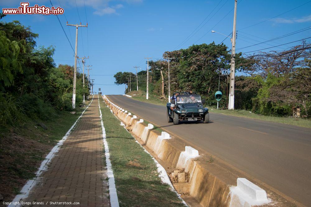 Immagine Un buggy sulla strada BR-363 a Fernando de Noronha, Pernambuco, Brasile - © Diego Grandi / Shutterstock.com