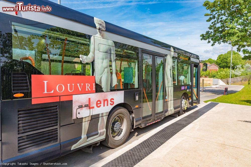 Immagine Un bus alla fermata del museo del Louvre-Lens a Lens, Passo di Calais (Francia) - © Takashi Images / Shutterstock.com