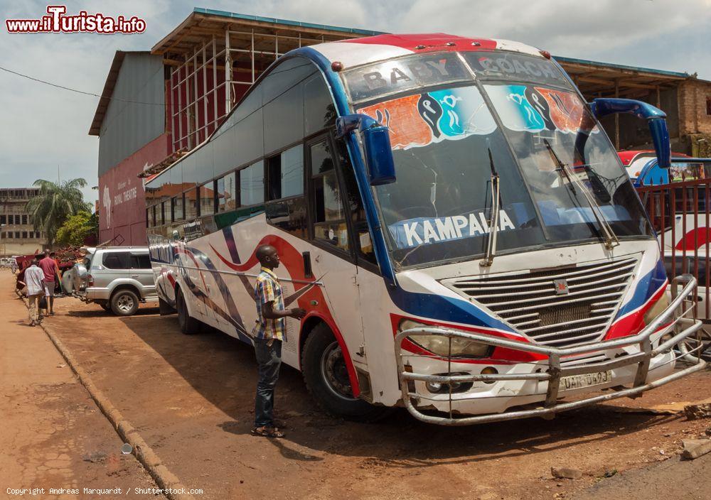 Immagine Un bus colorato parcheggiato nei pressi del Teatro Reale di Kampala, Uganda - © Andreas Marquardt / Shutterstock.com