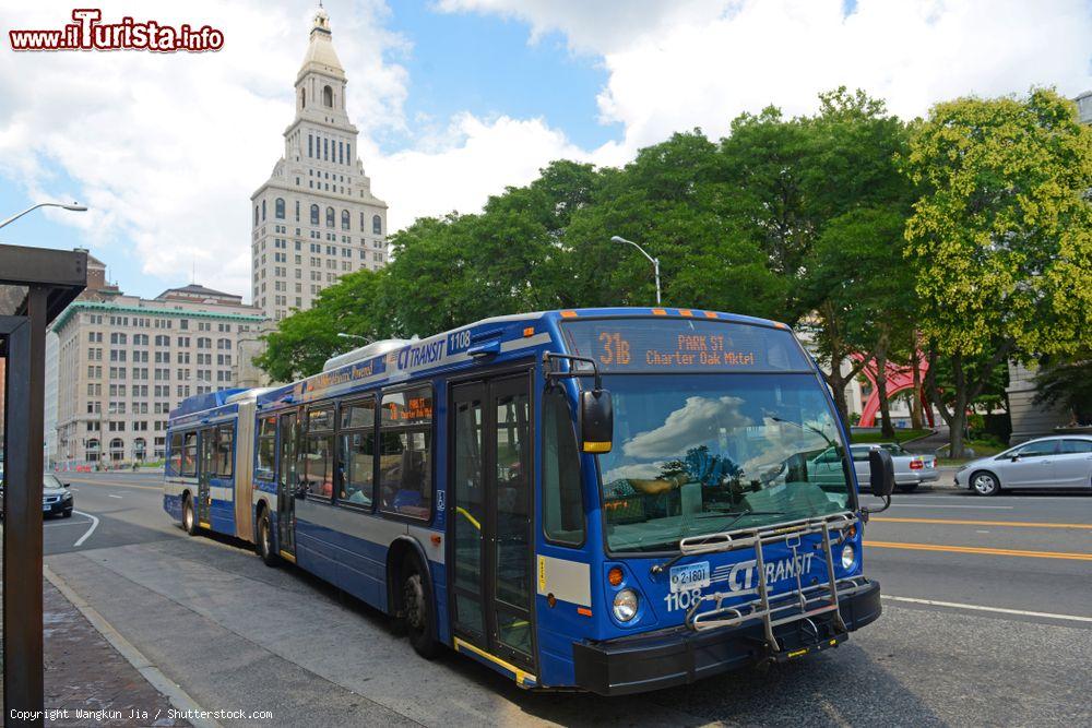 Immagine Un bus della linea CT Transit nel centro di Hartford, Connecticut, USA - © Wangkun Jia / Shutterstock.com