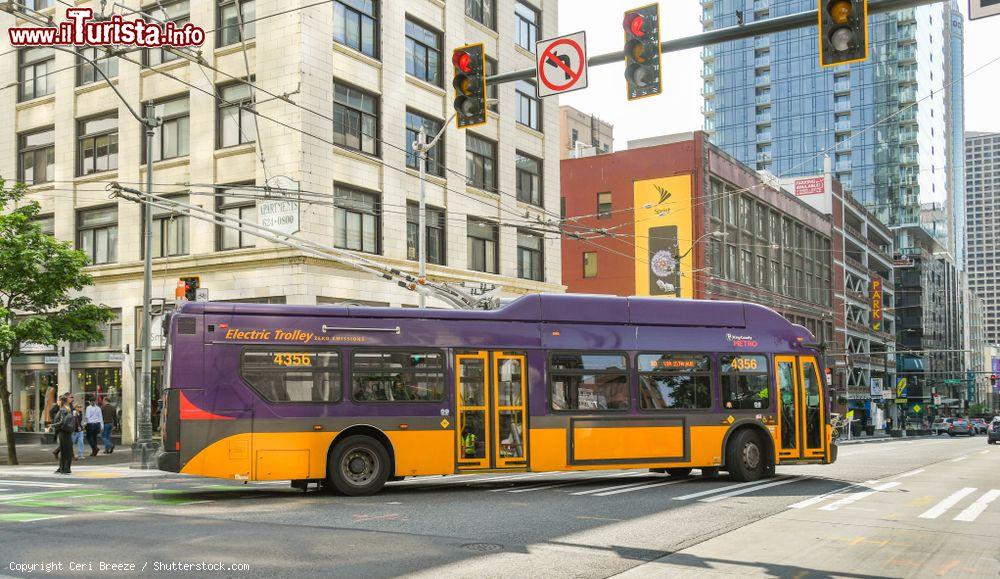 Immagine Un bus elettrico a emissioni zero all'angolo di una strada nel centro di Seattle, Washington - © Ceri Breeze / Shutterstock.com