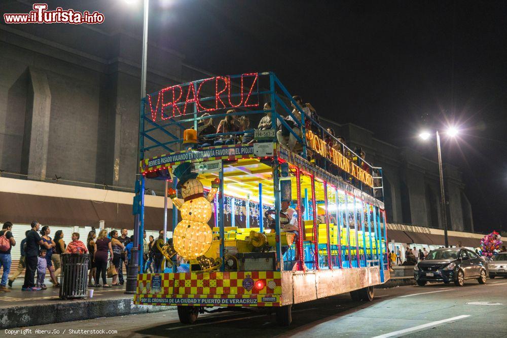 Immagine Un bus turistico durante un tour by night nel porto di Veracruz, Messico - © Aberu.Go / Shutterstock.com