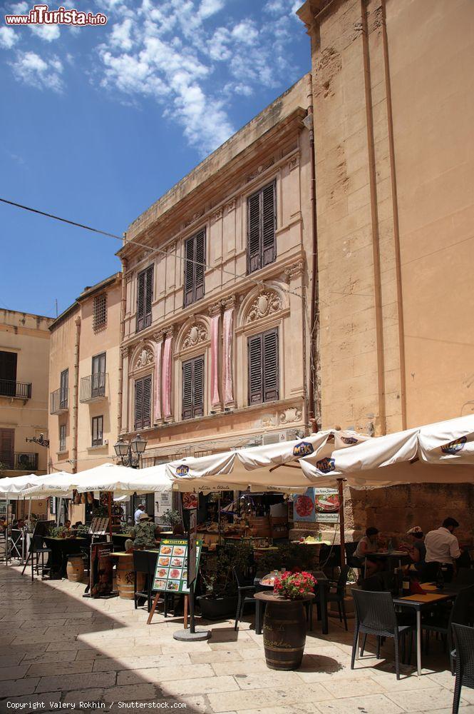 Immagine Un caffé all'aperto in un vicolo del centro storico di Marsala, Sicilia - © Valery Rokhin / Shutterstock.com