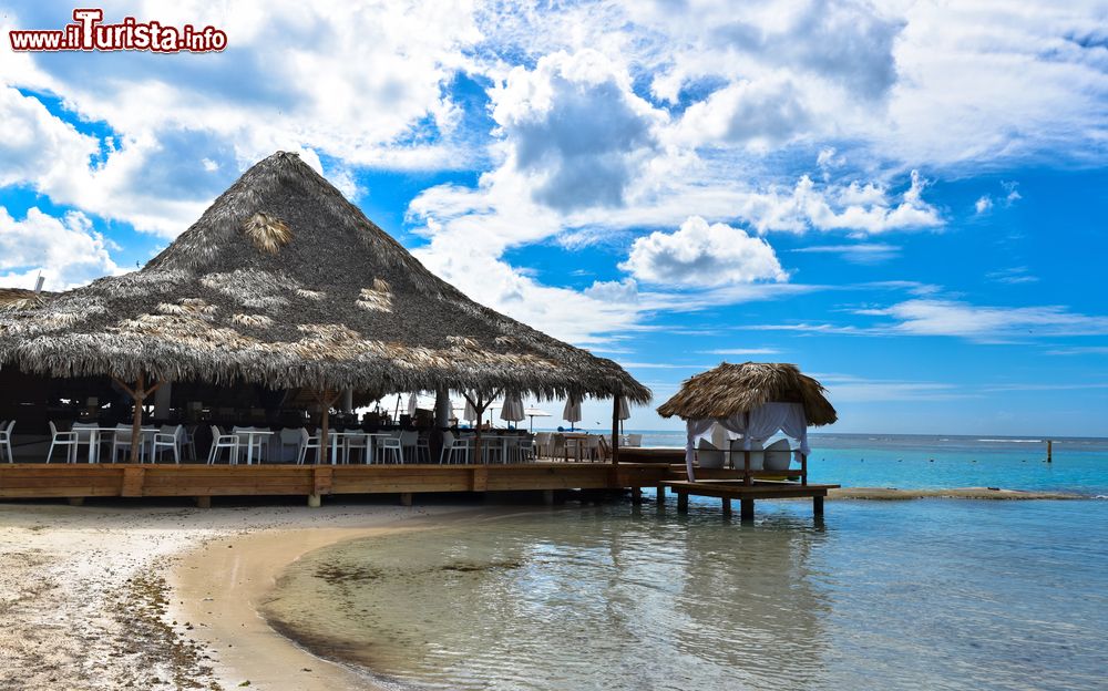Immagine Un caffè con il tetto in paglia sulla spiaggia di Boca Chica, Repubblica Dominicana.