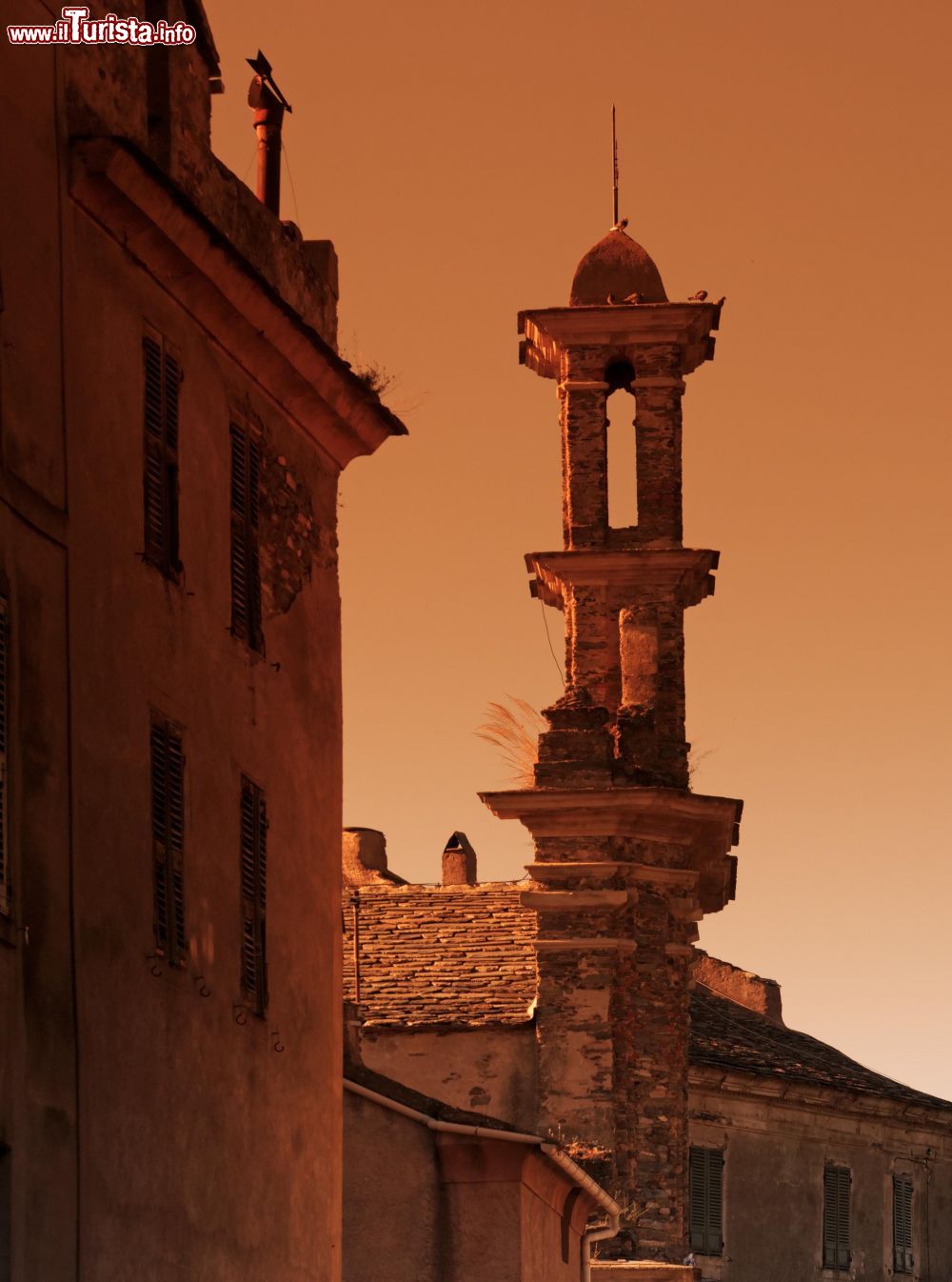 Immagine Un campanile a Penta di Casinca fotografato nella luce del tramonto