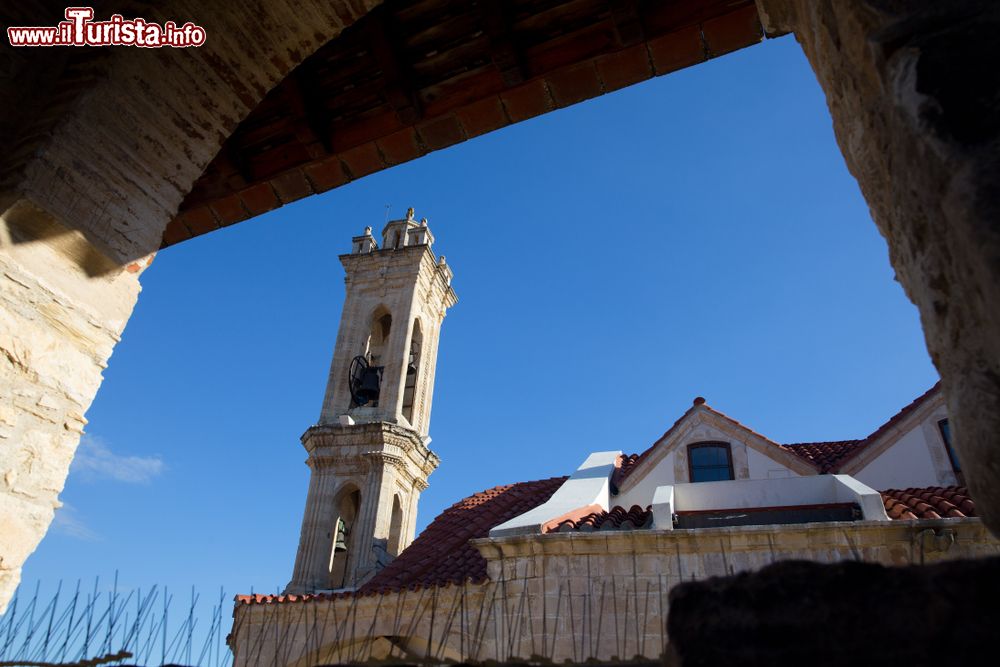 Immagine Un campanile del villaggio di Omodos visto attraverso un arco, Limassol, Cipro.