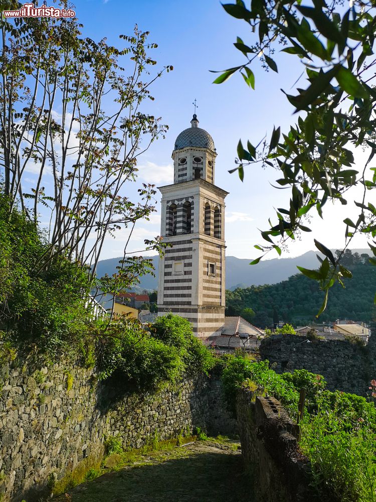 Immagine Un campanile di una chiesa di Levanto in Liguria. A fasce alterne di marmo bianco di Carrara e serpentinite verde, questa torre campanaria fa parte della chiesa di Sant'Andrea Apostolo.