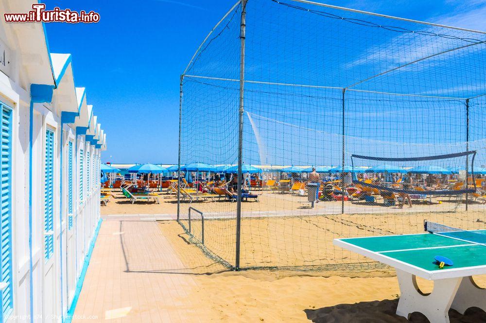 Immagine Un campo da beach volley con sullo sfondo una spiaggia di Riccione, Emilia Romagna - © s74 / Shutterstock.com