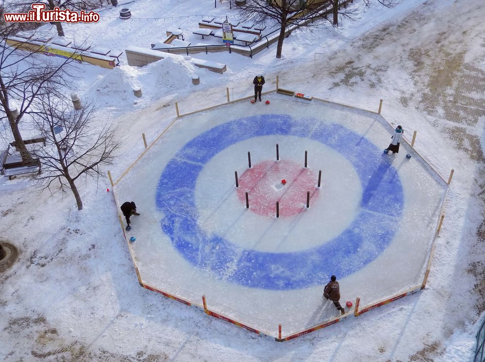 Immagine Un campo da curling al parco The Forks a Winnipeg, Manitoba, Canada. Quest'area si trova alla confluenza dei fiumi Assiniboine e Rosso.