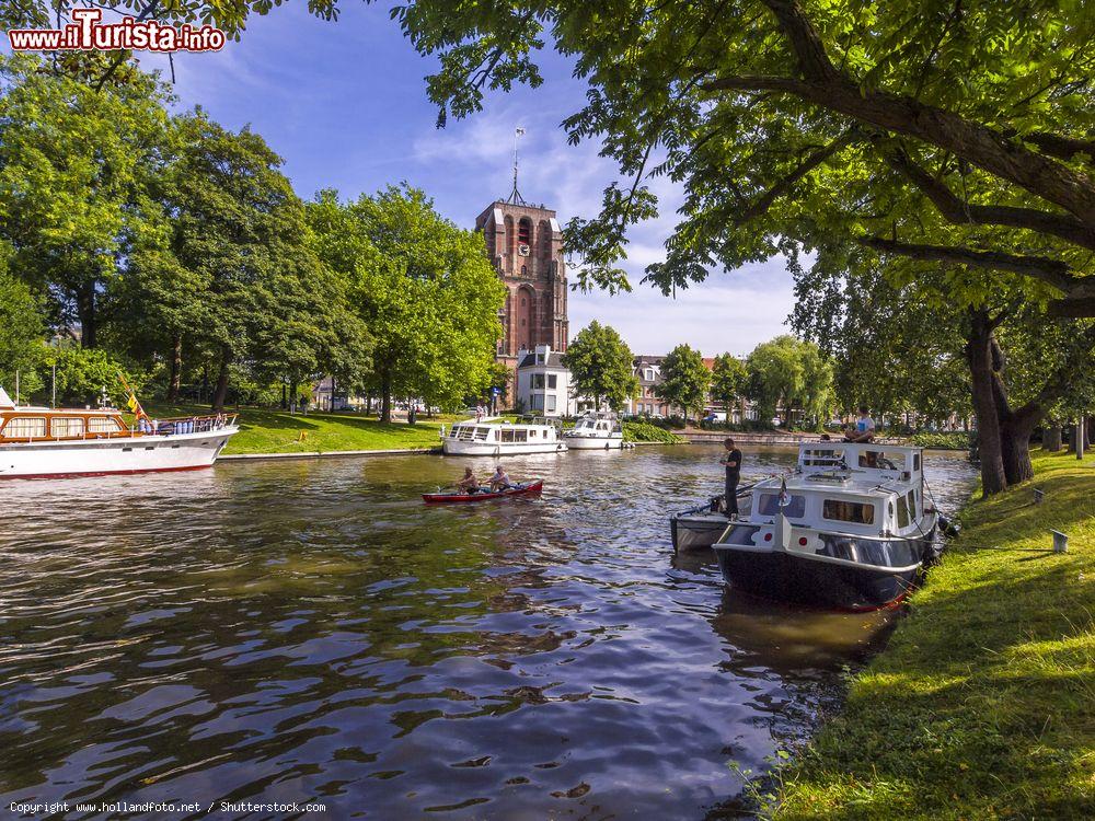 Immagine Un canale a Leeuwarden in Olanda con la celebre Oldehove, la "torre pendente" della Frisia - © www.hollandfoto.net / Shutterstock.com