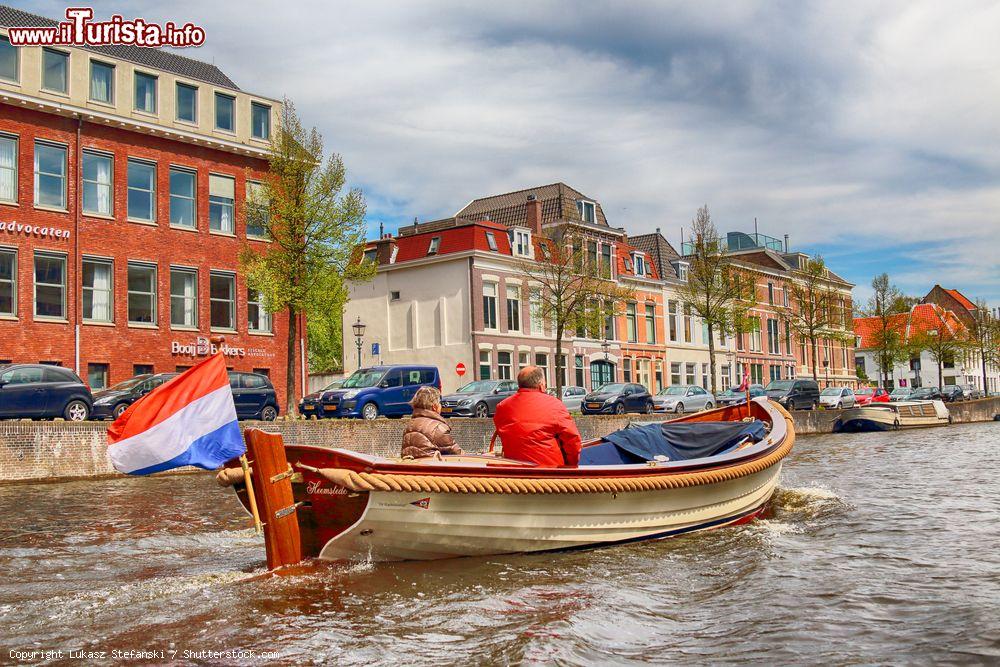 Immagine Un canale con barche nel cuore di Haarlem, Olanda: lungo i corsi d'acqua si affacciano palazzi e costruzioni dalle tipiche architetture olandesi - © Lukasz Stefanski / Shutterstock.com