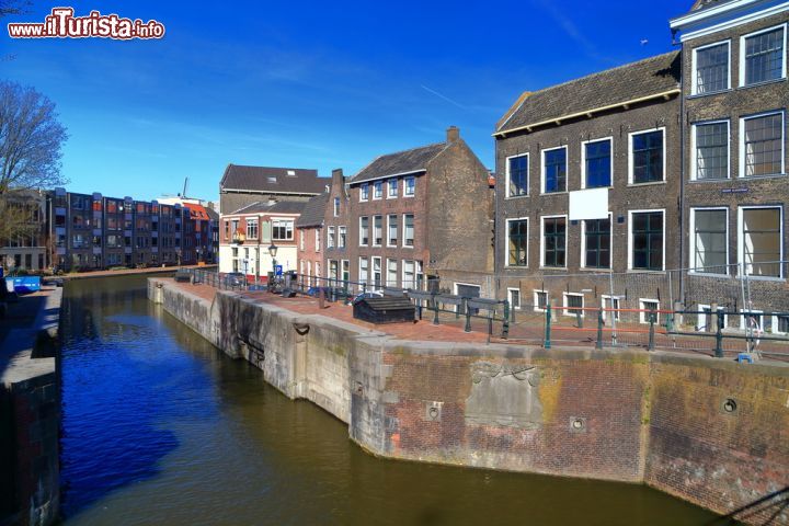 Immagine Un canale con le tipiche case nella città vecchia di Schiedam, Olanda.