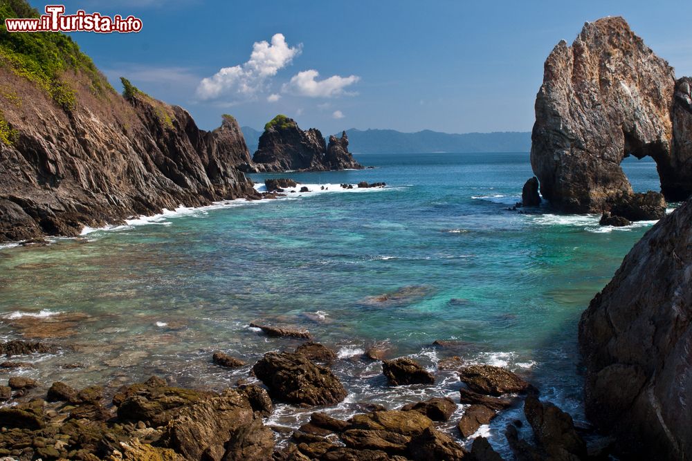 Immagine Un canale d'acqua poco profondo fra due isole nell'arcipelago di Mergui, Myanmar.