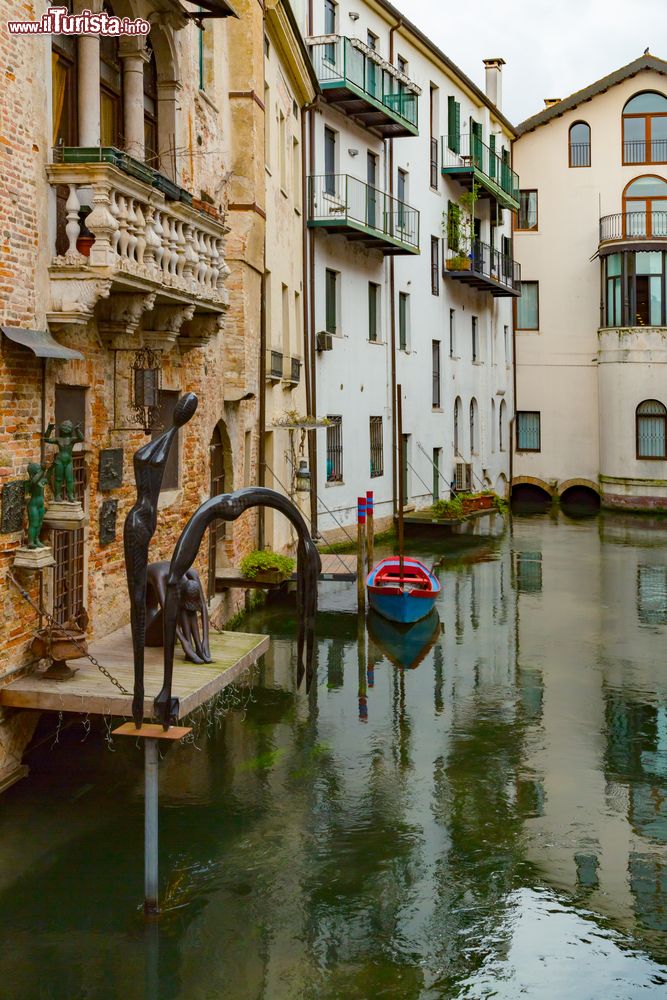 Immagine Un canale di Treviso con antichi palazzi, Veneto. Per raggiungere alcune dimore è possibile utilizzare le tradizionali barche in legno.