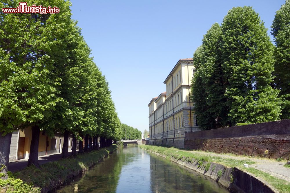 Immagine Un canale attraversa il  borgo di Soncino in Lombardia