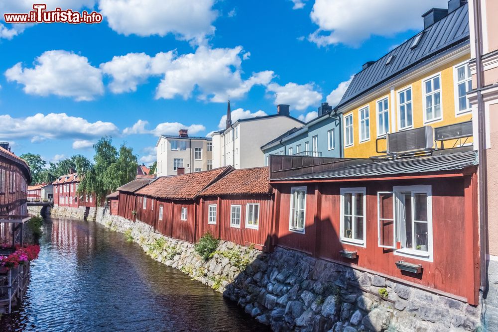 Immagine Un canale nel centro di Vasteras, Svezia. Qui si affacciano le tipiche abitazioni dalle facciate variopinte.