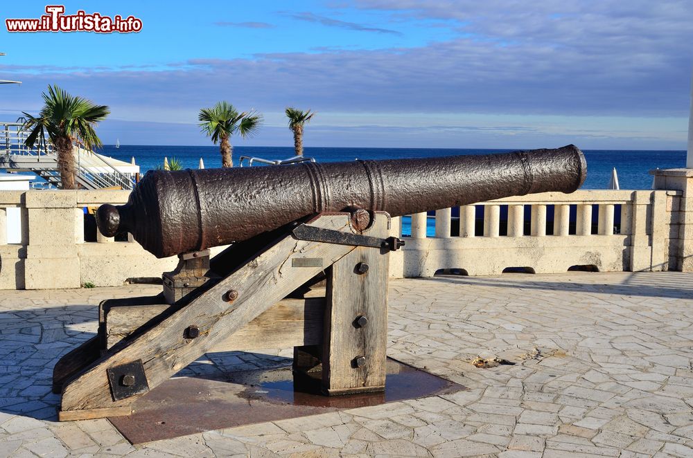 Immagine Un cannone in bronzo sul lungomare di Finale Ligure, provincia di Savona.