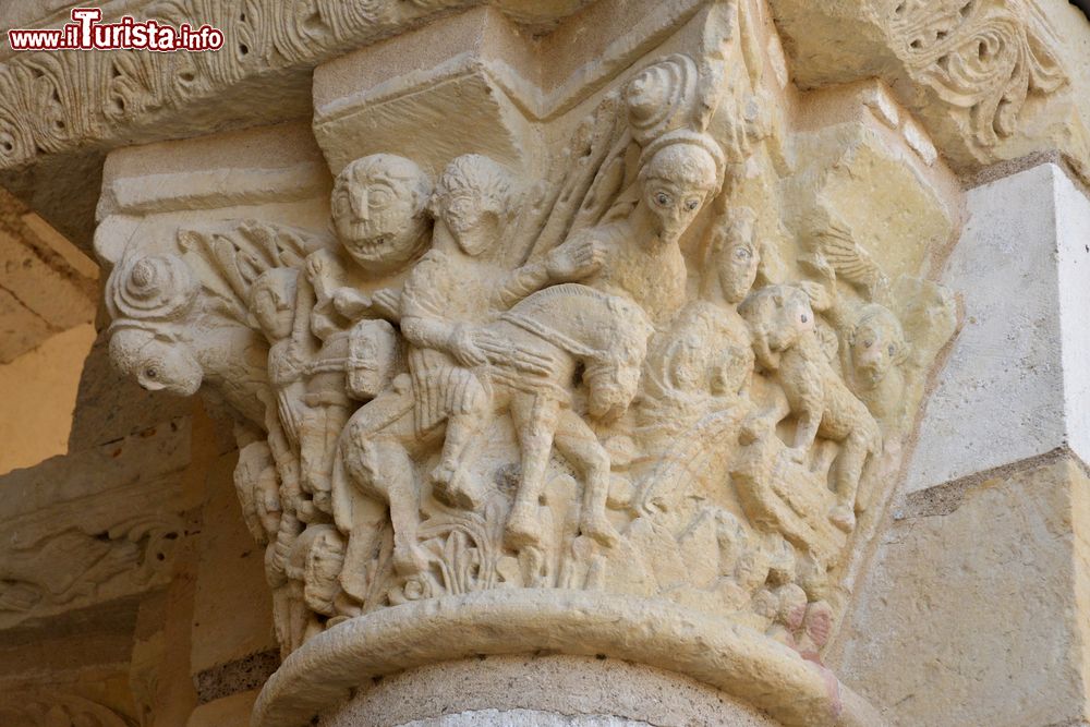 Immagine Un capitello decorato all'abbazia di Fleury a Saint-Benoit-sur-Loire (Francia).