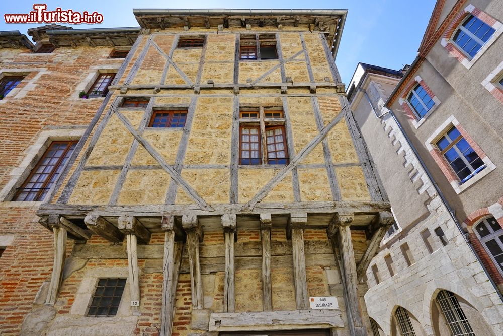 Immagine Un caratteristico edificio a graticcio nel centro storico di Cahors, dipartimento del Lot (Francia).
